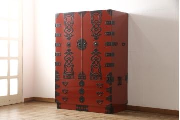 高級品　美品　朱塗り　桐材　金具の黒と朱色のコントラストが鮮やかな米沢箪笥(ワードローブ、洋服タンス、民芸箪笥、和たんす、引き出し)(R-057260)