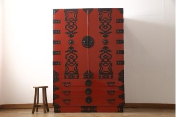 高級品　美品　朱塗り　桐材　金具の黒と朱色のコントラストが鮮やかな米沢箪笥(ワードローブ、洋服タンス、民芸箪笥、和たんす、引き出し)(R-057260)