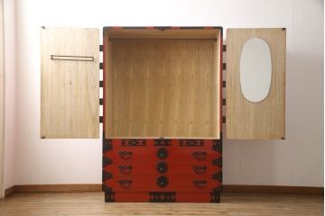 高級品　美品　朱塗り　桐材　金具の黒と朱色のコントラストが鮮やかな米沢箪笥(ワードローブ、洋服タンス、民芸箪笥、和たんす、引き出し)(R-057260)