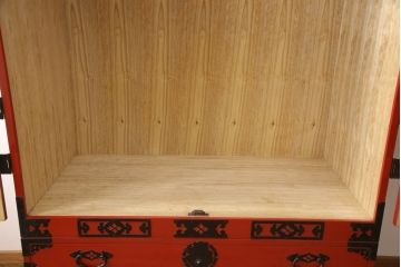 高級品　美品　朱塗り　桐材　金具の黒と朱色のコントラストが鮮やかな米沢箪笥(ワードローブ、洋服タンス、民芸箪笥、和たんす、引き出し)(R-057260)