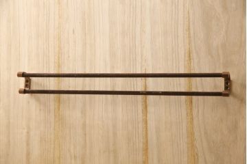 高級品　美品　朱塗り　桐材　金具の黒と朱色のコントラストが鮮やかな米沢箪笥(ワードローブ、洋服タンス、民芸箪笥、和たんす、引き出し)(R-057260)
