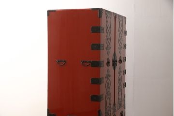 高級品　美品　朱塗り　桐材　金具の黒と朱色のコントラストが鮮やかな米沢箪笥(ワードローブ、洋服タンス、民芸箪笥、和たんす、引き出し)(R-057260)