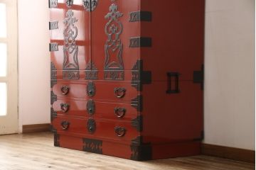 高級品　美品　朱塗り　桐材　金具の黒と朱色のコントラストが鮮やかな米沢箪笥(ワードローブ、洋服タンス、民芸箪笥、和たんす、引き出し)(R-057260)