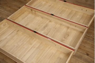 高級品　美品　朱塗り　桐材　金具の黒と朱色のコントラストが鮮やかな米沢箪笥(ワードローブ、洋服タンス、民芸箪笥、和たんす、引き出し)(R-057260)