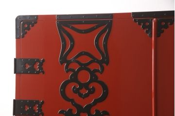 高級品　美品　朱塗り　桐材　金具の黒と朱色のコントラストが鮮やかな米沢箪笥(ワードローブ、洋服タンス、民芸箪笥、和たんす、引き出し)(R-057260)