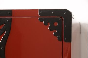 高級品　美品　朱塗り　桐材　金具の黒と朱色のコントラストが鮮やかな米沢箪笥(ワードローブ、洋服タンス、民芸箪笥、和たんす、引き出し)(R-057260)