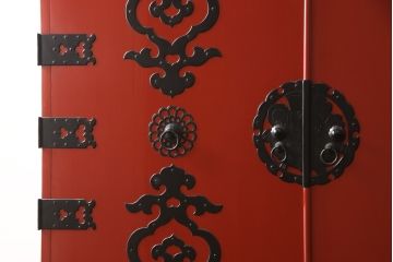 高級品　美品　朱塗り　桐材　金具の黒と朱色のコントラストが鮮やかな米沢箪笥(ワードローブ、洋服タンス、民芸箪笥、和たんす、引き出し)(R-057260)