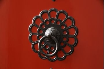 高級品　美品　朱塗り　桐材　金具の黒と朱色のコントラストが鮮やかな米沢箪笥(ワードローブ、洋服タンス、民芸箪笥、和たんす、引き出し)(R-057260)
