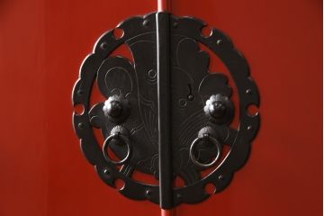 高級品　美品　朱塗り　桐材　金具の黒と朱色のコントラストが鮮やかな米沢箪笥(ワードローブ、洋服タンス、民芸箪笥、和たんす、引き出し)(R-057260)