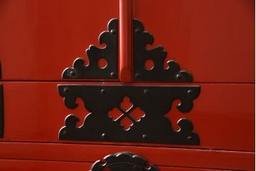 高級品　美品　朱塗り　桐材　金具の黒と朱色のコントラストが鮮やかな米沢箪笥(ワードローブ、洋服タンス、民芸箪笥、和たんす、引き出し)(R-057260)