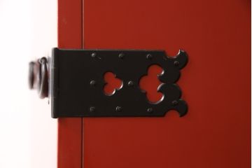 高級品　美品　朱塗り　桐材　金具の黒と朱色のコントラストが鮮やかな米沢箪笥(ワードローブ、洋服タンス、民芸箪笥、和たんす、引き出し)(R-057260)
