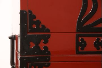 高級品　美品　朱塗り　桐材　金具の黒と朱色のコントラストが鮮やかな米沢箪笥(ワードローブ、洋服タンス、民芸箪笥、和たんす、引き出し)(R-057260)