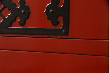 高級品　美品　朱塗り　桐材　金具の黒と朱色のコントラストが鮮やかな米沢箪笥(ワードローブ、洋服タンス、民芸箪笥、和たんす、引き出し)(R-057260)