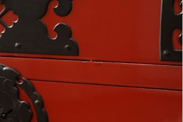 高級品　美品　朱塗り　桐材　金具の黒と朱色のコントラストが鮮やかな米沢箪笥(ワードローブ、洋服タンス、民芸箪笥、和たんす、引き出し)(R-057260)