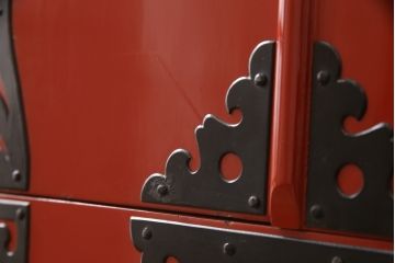 高級品　美品　朱塗り　桐材　金具の黒と朱色のコントラストが鮮やかな米沢箪笥(ワードローブ、洋服タンス、民芸箪笥、和たんす、引き出し)(R-057260)