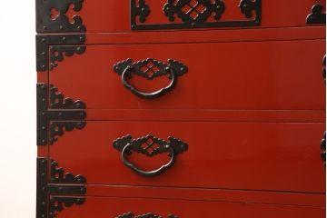 高級品　美品　朱塗り　桐材　金具の黒と朱色のコントラストが鮮やかな米沢箪笥(ワードローブ、洋服タンス、民芸箪笥、和たんす、引き出し)(R-057260)