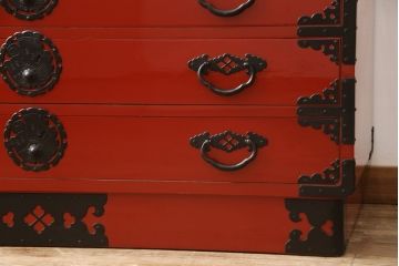 高級品　美品　朱塗り　桐材　金具の黒と朱色のコントラストが鮮やかな米沢箪笥(ワードローブ、洋服タンス、民芸箪笥、和たんす、引き出し)(R-057260)