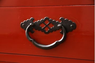 高級品　美品　朱塗り　桐材　金具の黒と朱色のコントラストが鮮やかな米沢箪笥(ワードローブ、洋服タンス、民芸箪笥、和たんす、引き出し)(R-057260)