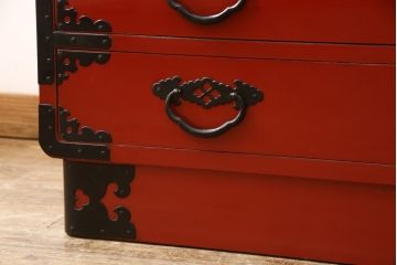 高級品　美品　朱塗り　桐材　金具の黒と朱色のコントラストが鮮やかな米沢箪笥(ワードローブ、洋服タンス、民芸箪笥、和たんす、引き出し)(R-057260)