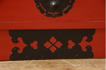 高級品　美品　朱塗り　桐材　金具の黒と朱色のコントラストが鮮やかな米沢箪笥(ワードローブ、洋服タンス、民芸箪笥、和たんす、引き出し)(R-057260)