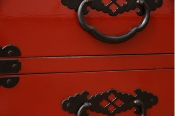 高級品　美品　朱塗り　桐材　金具の黒と朱色のコントラストが鮮やかな米沢箪笥(ワードローブ、洋服タンス、民芸箪笥、和たんす、引き出し)(R-057260)