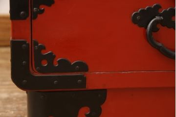 高級品　美品　朱塗り　桐材　金具の黒と朱色のコントラストが鮮やかな米沢箪笥(ワードローブ、洋服タンス、民芸箪笥、和たんす、引き出し)(R-057260)