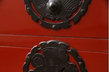 高級品　美品　朱塗り　桐材　金具の黒と朱色のコントラストが鮮やかな米沢箪笥(ワードローブ、洋服タンス、民芸箪笥、和たんす、引き出し)(R-057260)