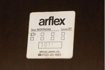 中古　美品　arflex(アルフレックス)　MONTAGNA(モンターニャ)　W字型の脚のデザインがお洒落なセンターテーブル(定価約20万円)(ガラステーブル、ローテーブル)(R-057262)