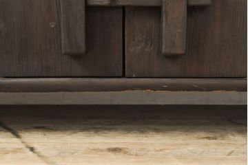 和製ビンテージ　高級品　杉材　李朝デザインがアクセントになるロータイプ飾り棚(テレビ台、飾り台、ローボード、ヴィンテージ)(R-057263)