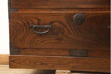 和製アンティーク　前面ケヤキ(欅)材　和モダンなデザインで馴染みやすい二段重ね仙台箪笥(和タンス、収納箪笥、引き出し、チェスト)(R-057286)