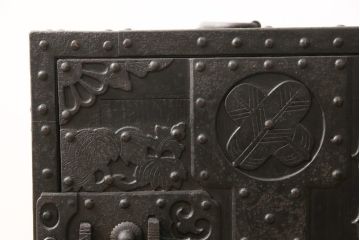 アンティーク家具　古民具・骨董　総ケヤキ(欅)材　江戸　重厚な佇まいが魅力の佐渡船箪笥(舟箪笥、掛硯型、懸硯型、小引き出し、小物収納)(R-057290)