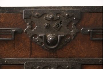和製アンティーク　完全オリジナル　総ケヤキ(欅)　上手物!分厚い金具の酒田船箪笥(舟箪笥、帳箱、時代箪笥、帳場箪笥、小物収納)(R-057291)