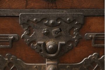 和製アンティーク　完全オリジナル　総ケヤキ(欅)　上手物!分厚い金具の酒田船箪笥(舟箪笥、帳箱、時代箪笥、帳場箪笥、小物収納)(R-057291)