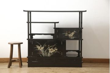 中古　美品　総漆塗り　螺鈿(らでん)細工　上質な和の空間づくりに取り入れたい飾り棚(戸棚、収納棚、茶棚)(R-057292)