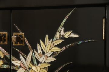 中古　美品　総漆塗り　螺鈿(らでん)細工　上質な和の空間づくりに取り入れたい飾り棚(戸棚、収納棚、茶棚)(R-057292)