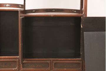 和製アンティーク 明治大正期 朱塗り 螺鈿の繊細な意匠と雅な雰囲気が魅力的な飾り棚(茶棚、茶箪笥、中国?)(R-057297)