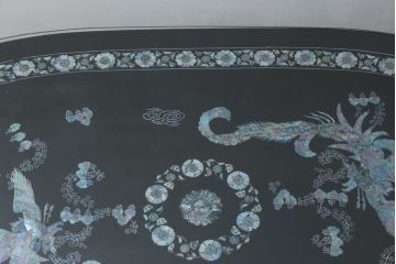 中古　民芸家具　オーバル型　豪華絢爛な螺鈿細工の座卓(定価約67万円)(ローテーブル、センターテーブル)(R-057300)