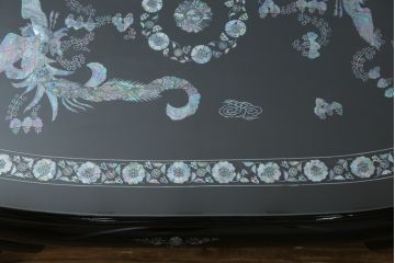 中古　民芸家具　オーバル型　豪華絢爛な螺鈿細工の座卓(定価約67万円)(ローテーブル、センターテーブル)(R-057300)