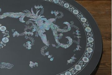 中古　民芸家具　オーバル型　豪華絢爛な螺鈿細工の座卓(定価約67万円)(ローテーブル、センターテーブル)(R-057300)