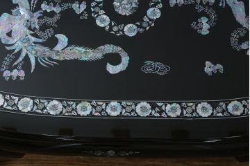 中古　民芸家具　オーバル型　豪華絢爛な螺鈿細工の座卓(定価約67万円)(ローテーブル、センターテーブル)(R-057300)