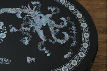 中古　民芸家具　オーバル型　豪華絢爛な螺鈿細工の座卓(定価約67万円)(ローテーブル、センターテーブル)(R-057300)