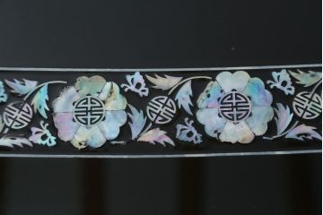 中古　民芸家具　オーバル型　豪華絢爛な螺鈿細工の座卓(定価約67万円)(ローテーブル、センターテーブル)(R-057300)