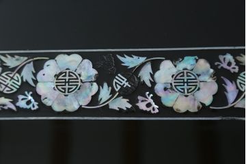 中古　民芸家具　オーバル型　豪華絢爛な螺鈿細工の座卓(定価約67万円)(ローテーブル、センターテーブル)(R-057300)