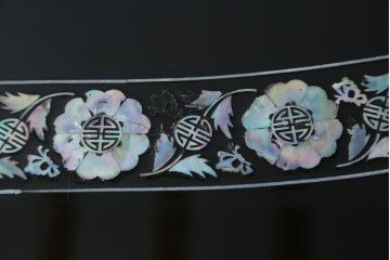 中古　民芸家具　オーバル型　豪華絢爛な螺鈿細工の座卓(定価約67万円)(ローテーブル、センターテーブル)(R-057300)