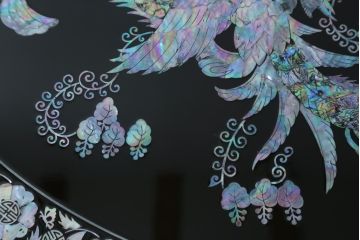 中古　民芸家具　オーバル型　豪華絢爛な螺鈿細工の座卓(定価約67万円)(ローテーブル、センターテーブル)(R-057300)