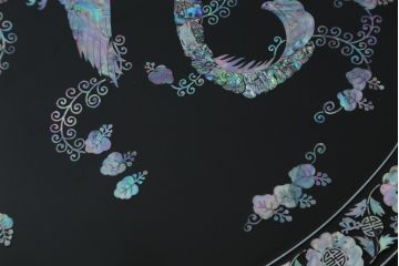 中古　民芸家具　オーバル型　豪華絢爛な螺鈿細工の座卓(定価約67万円)(ローテーブル、センターテーブル)(R-057300)