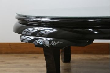 中古　民芸家具　オーバル型　豪華絢爛な螺鈿細工の座卓(定価約67万円)(ローテーブル、センターテーブル)(R-057300)