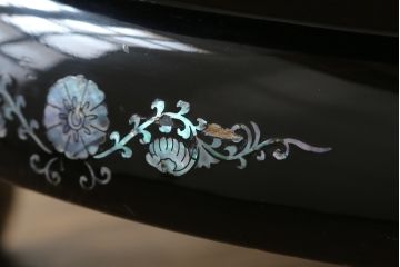 中古　民芸家具　オーバル型　豪華絢爛な螺鈿細工の座卓(定価約67万円)(ローテーブル、センターテーブル)(R-057300)