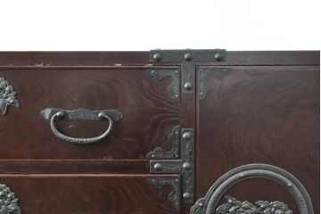 中古　美品　ケヤキ(欅)材・中桐　落ち着いた品のある佇まいが魅力的な国産民芸箪笥(和箪笥、衣装箪笥、収納箪笥、引き出し、チェスト)(R-057301)