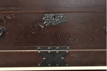 中古　美品　ケヤキ(欅)材・中桐　落ち着いた品のある佇まいが魅力的な国産民芸箪笥(和箪笥、衣装箪笥、収納箪笥、引き出し、チェスト)(R-057301)